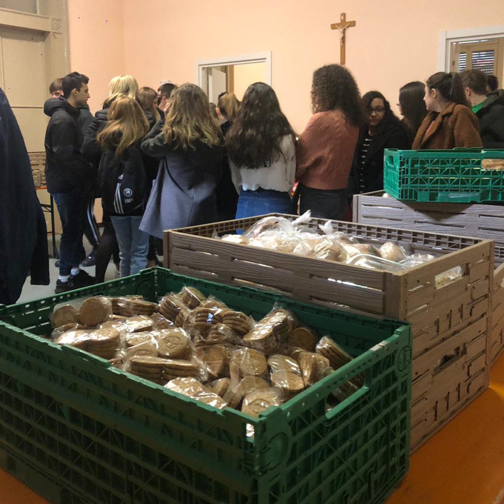 Gli studenti delle Scienze Umane sono entrati in contatto con la realtร della mensa solidale del banco alimentare...