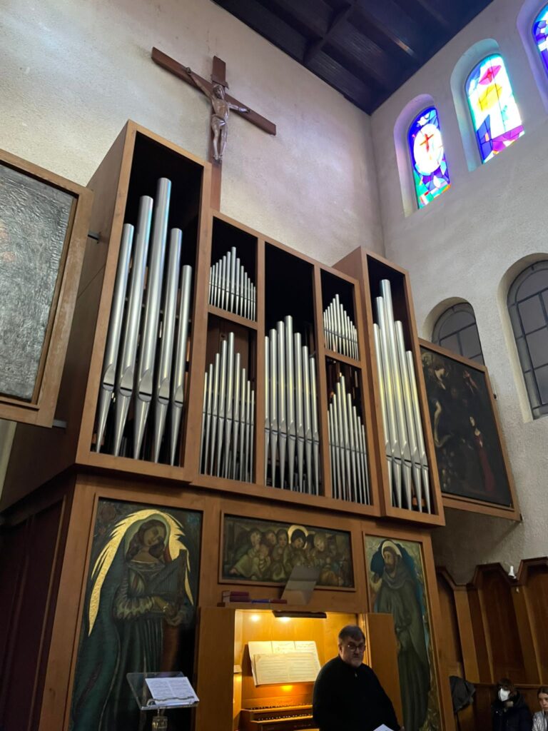 Martedรฌ 22 Novembre le classi seconde hanno assistito ad una lezione-concerto presso l'Organo