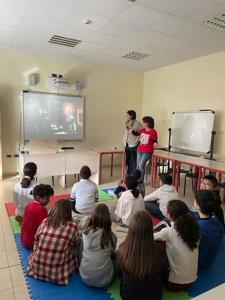 In occasione del Natale i ragazzi della 1^A della scuola secondaria di primo grado hanno vissuto unโora di narrativa โmagicaโ, sorseggiando tรจ e sgranocchiando biscottini, proiettati virtualmente nella biblioteca di Hogwarts e nellโatmosfera incantata di Harry Potter e la pietra filosofale.