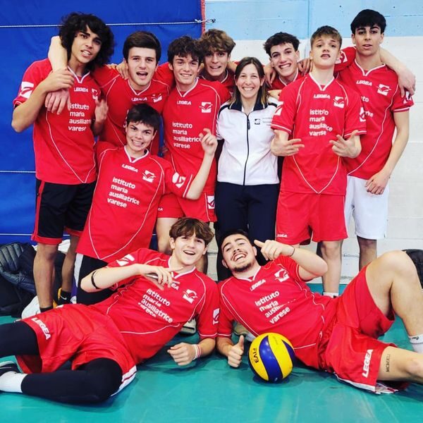 I nostri ragazzi del ๐๐ถ๐ฐ๐ฒ๐ผ ๐ฆ๐ฐ๐ถ๐ฒ๐ป๐๐ถ๐ณ๐ถ๐ฐ๐ผ ๐ฆ๐ฝ๐ผ๐ฟ๐๐ถ๐๐ผ si sono guadagnati oggi il titolo di ๐๐ฎ๐บ๐ฝ๐ถ๐ผ๐ป๐ถ ๐ฝ๐ฟ๐ผ๐๐ถ๐ป๐ฐ๐ถ๐ฎ๐น๐ถ ๐๐๐ป๐ถ๐ผ๐ฟ๐ฒ๐ ๐บ๐ฎ๐๐ฐ๐ต๐ถ๐น๐ฒ di pallavolo ai campionati studenteschi