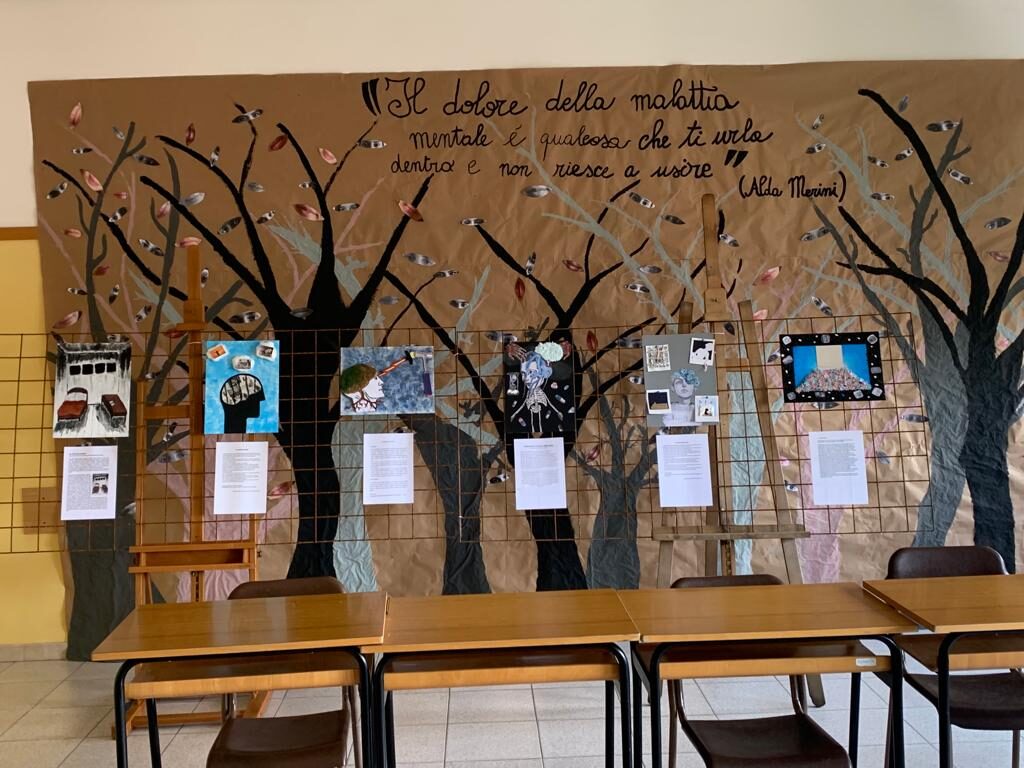 I ragazzi della 4 LES accompagnati dalle docenti di Scienze umane e Storia dellโarte, hanno realizzato, dopo uno studio sociologico sulle Istituzioni totali, i manicomi, alcune opere che potessero mettere in evidenza le caratteristiche di questo delicato tema.